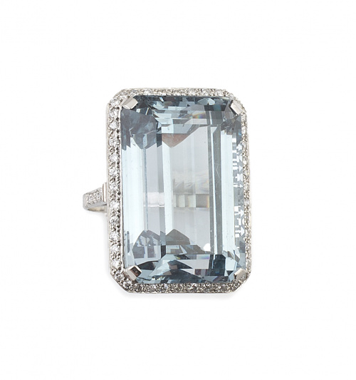 Sortija con gran aguamarina rectangular de 74 ct orlada de 