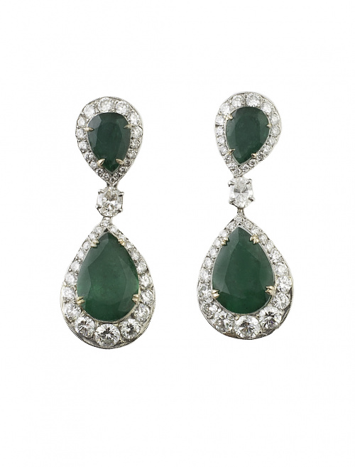 Pendientes largos con dos esmeraldas talla perilla orladas 