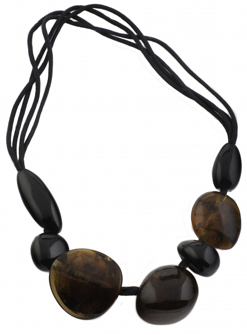 Collar de grandes cuentas de ámbar unidas por cuatro cordon