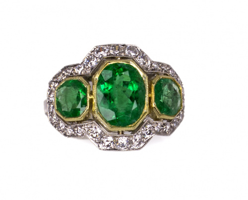 Sortija de estilo Art-Decó con tres esmeraldas que suman 3,