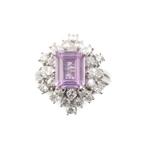 Sortija con rosa de Francia de talla rectangular, rodeada p