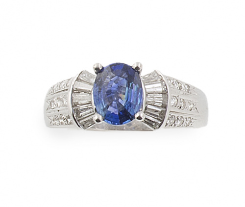 Sortija con zafiro oval de 0,60 ct entre abanicos de diaman