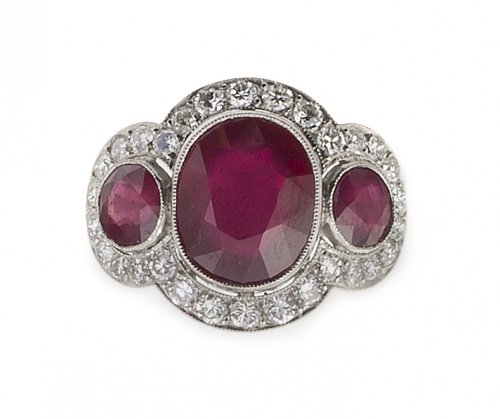 Sortija de rubíes y brillantes, con rubí central de talla o