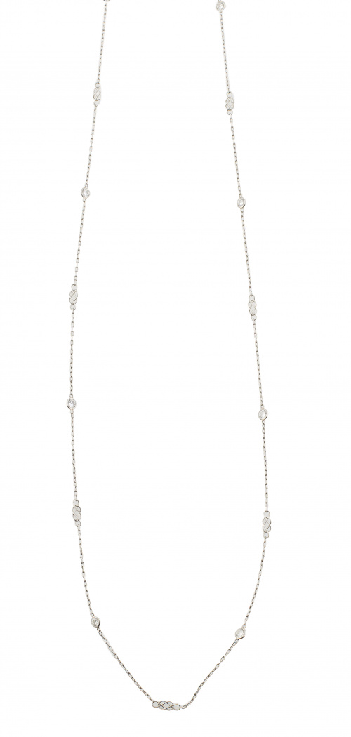 Cadena larga de platino con chatones de brillantes que alte
