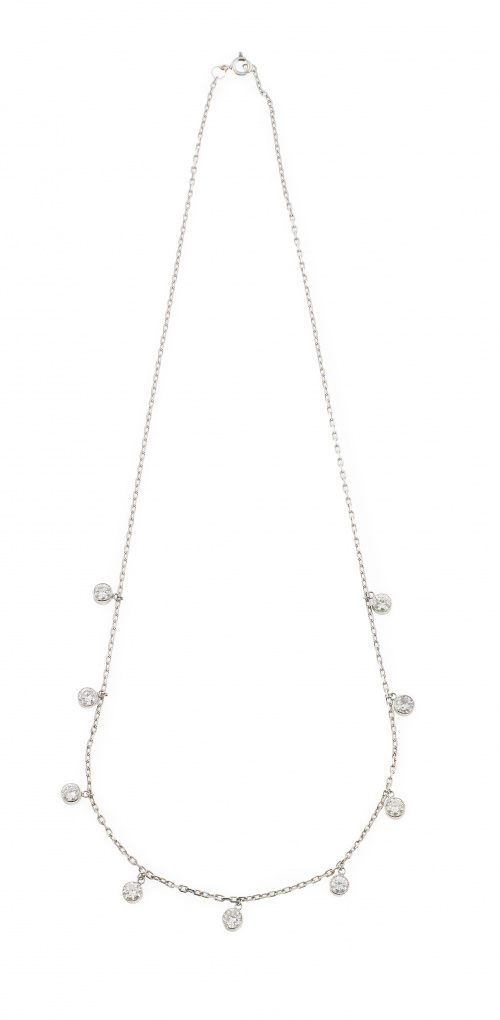 Delicado collar con cadena de platino adornada por nueve ch