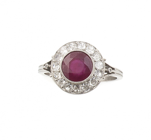 Sortija estilo Art-Decó con rubí central de talla redonda d
