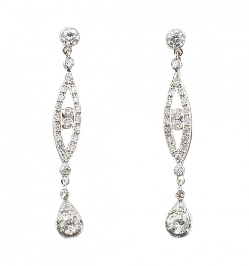 Pendientes largos de brillantes con chatón superior del que