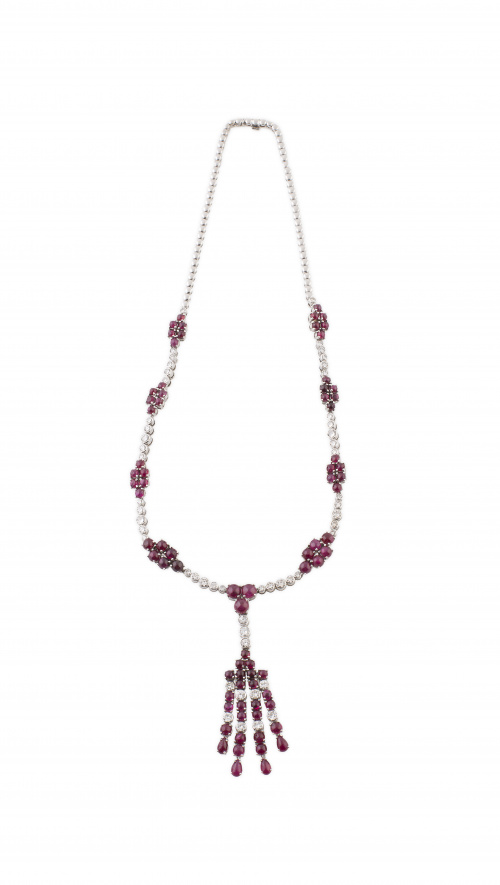 Collar de brillantes y cabuchones de rubíes, con centro a m