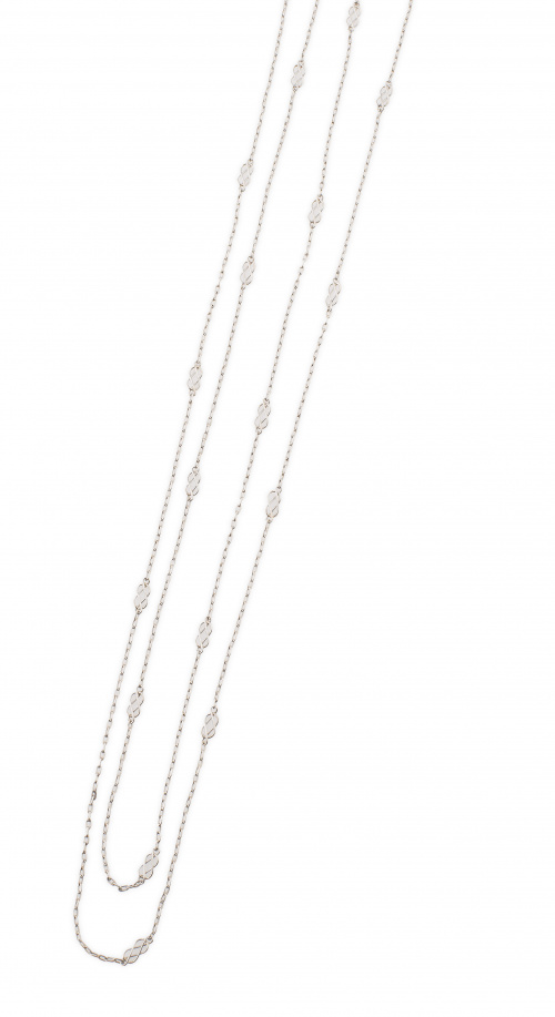 Cadena larga de platino con eslabones a modo de nudo marine