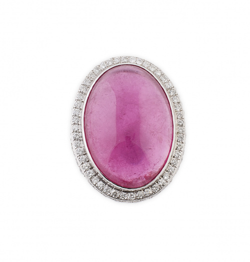 Sortija con gran cabuchón de turmalina rosa de 68 ct orlado