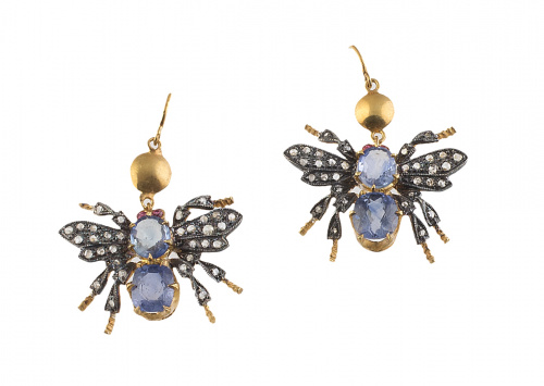 Pendientes en forma abeja con cuerpo de zafiros, alas de di