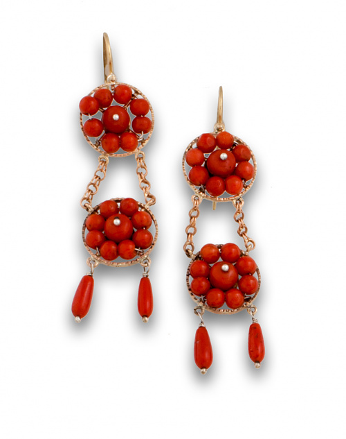 Pendientes largos de coral s XIX con dos rosetones y dos pe