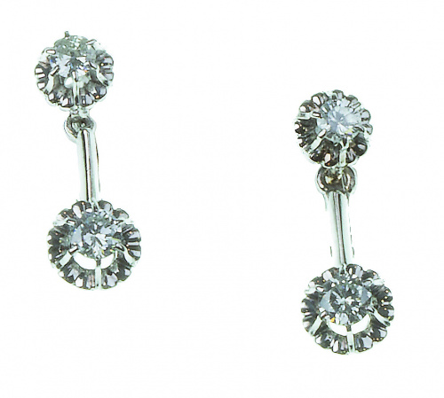Pendientes largos con dos brillantes engastados en garras y