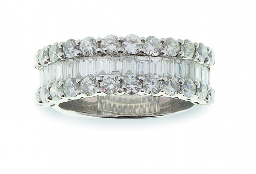 Media alianza de diamantes baguette entre dos bandas brilla