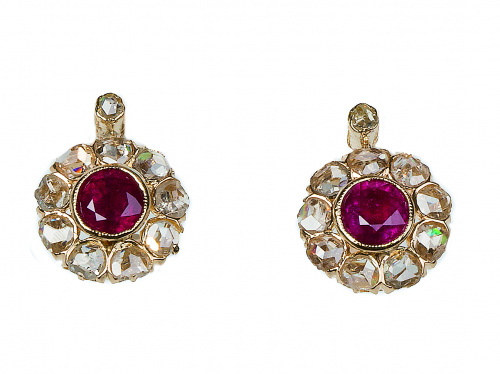 Pendientes con rubí central orlado de rosetón de diamantes,