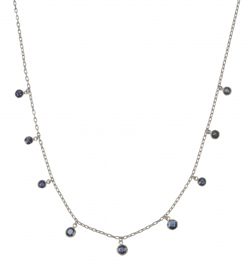 Cadena de platino con nueve chatones de zafiros colgantes q