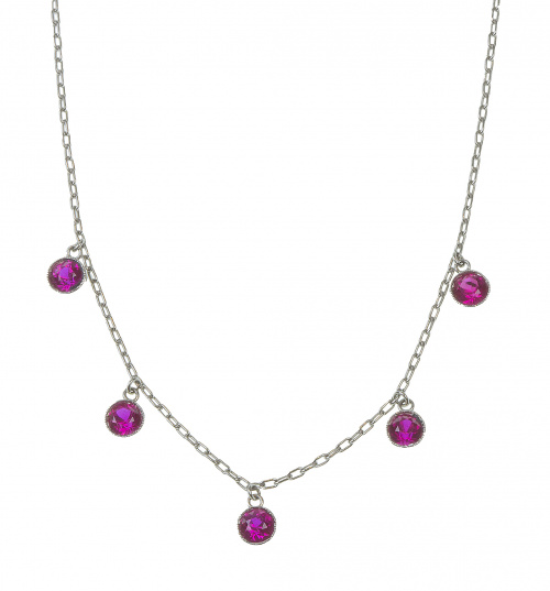 Cadena de platino con cinco chatones de rubíes colgantes qu
