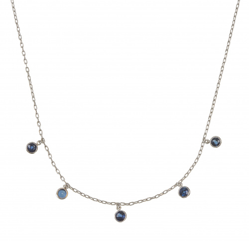Cadena de platino con cinco chatones de zafiros colgantes qu