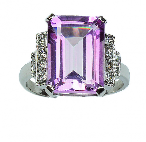 Sortija con rosa de Francia entre bandas escalonadas de bri