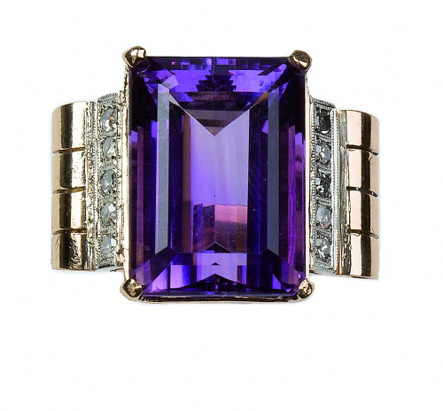 Sortija chevalière con amatista rectangular entre bandas de