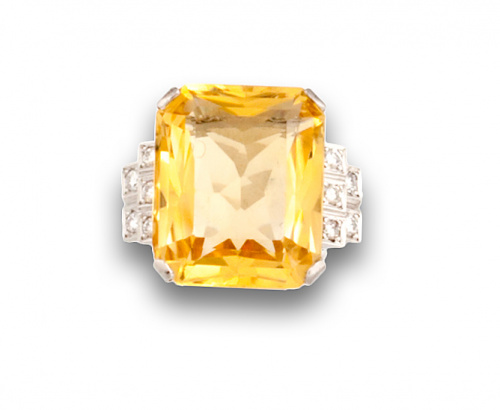 Sortija años 40 con cuarzo citrino de 28 ctes y  brillantes