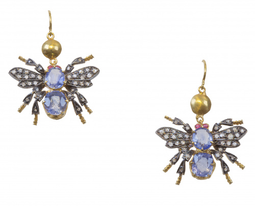 Pendientes en forma abeja con cuerpo de zafiros, alas de di