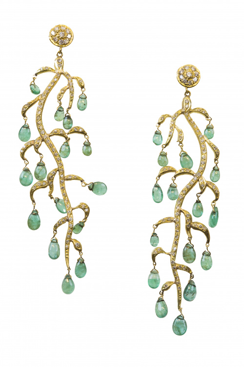 Pendientes largos en forma de árbol con gotas de esmeraldas
