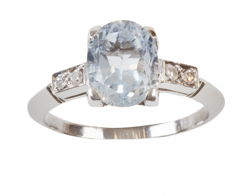 Sortija con aguamarina de talla oval flanqueada por parejas