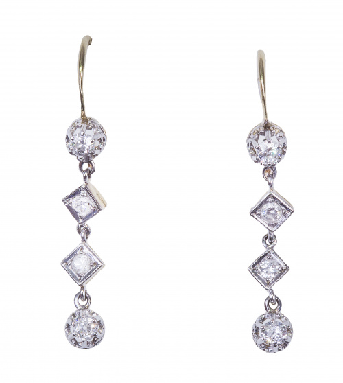 Pendientes largos de pp. S. XX con cuatro brillantes colgan