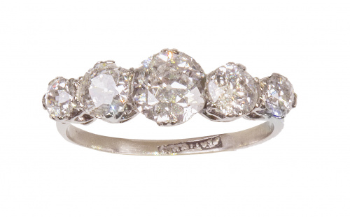 Sortija cintillo de brillantes de tamaño creciente hacia el