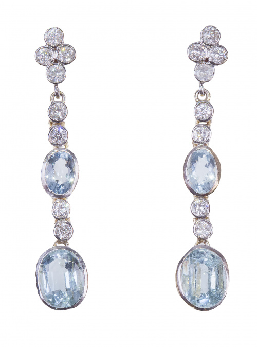 Pendientes largos de aguamarinas ovales entre brillantes en