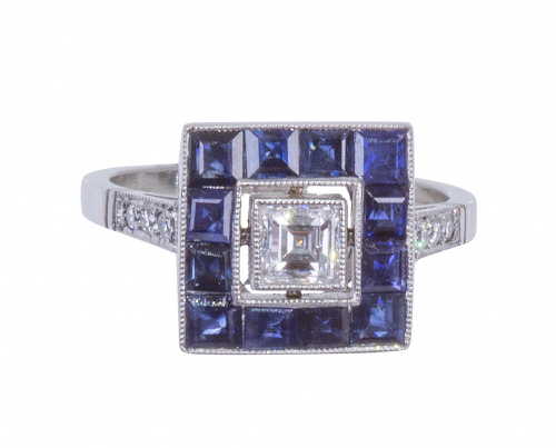 Sortija estilo Art-Decó con un diamante talla carré central