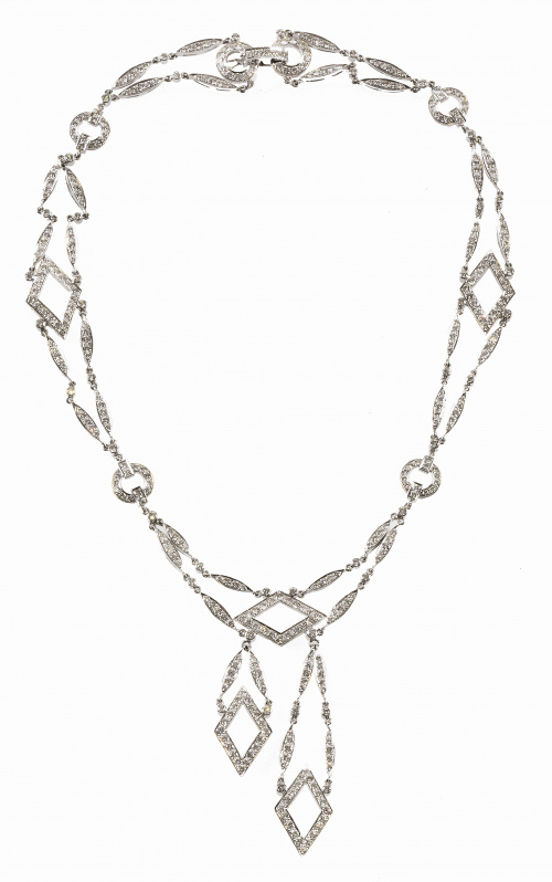 Collar de brillantes con diseño de rombos combinados con ar