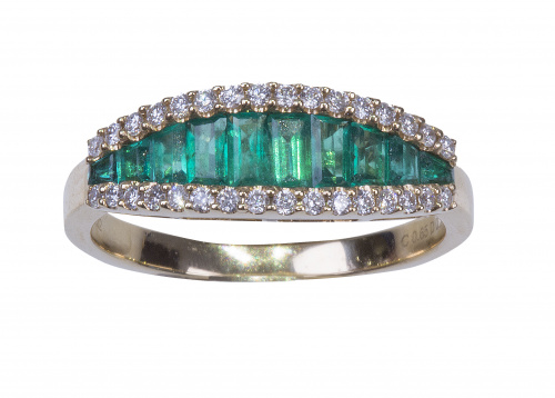 Sortija con bandas de esmeraldas talla baguette de tamaño c