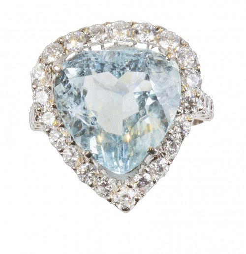 Sortija con aguamarina de talla triangular orlada de brilla