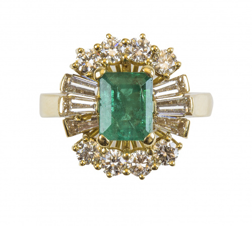 Sortija con esmeralda central orlada de brillantes y diaman