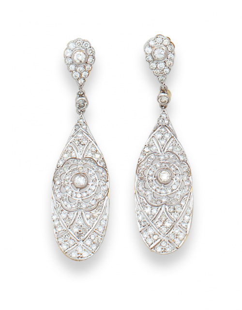 Pendientes largos de brillantes con gran lágrima colgante .