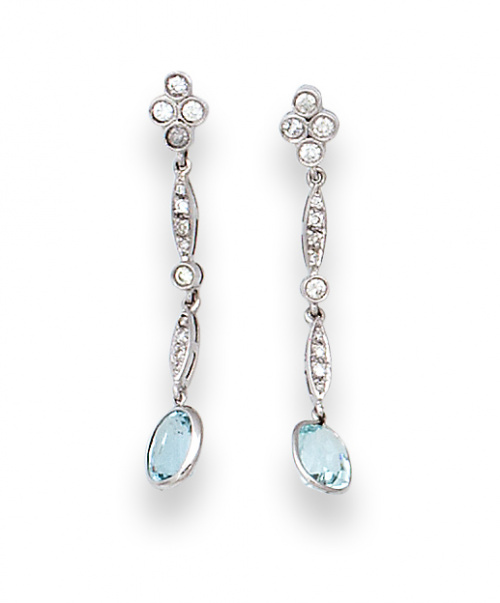 Pendientes largos con aguamarinas de talla oval que pende d