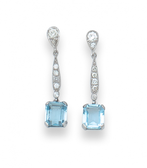 Pendientes largos con  topacios de talla rectangular y bril