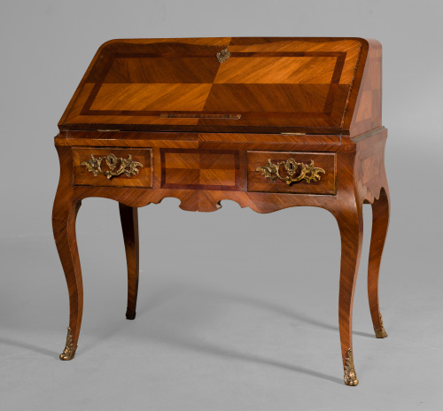 Escritorio estilo Luis XV en caoba, raíz y montado en latón