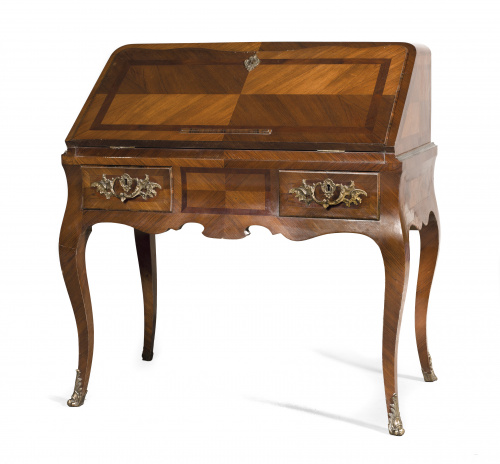 Escritorio estilo Luis XV en caoba, raíz y montado en latón