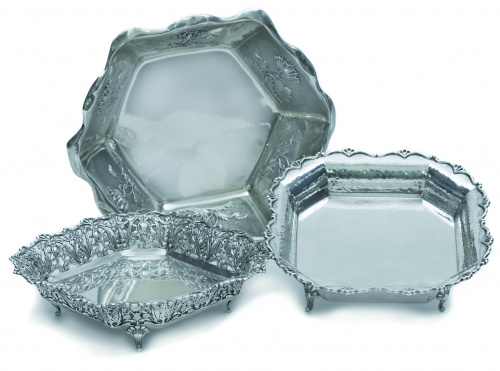 Panera de plata con decoración de flores repujadas y cincel