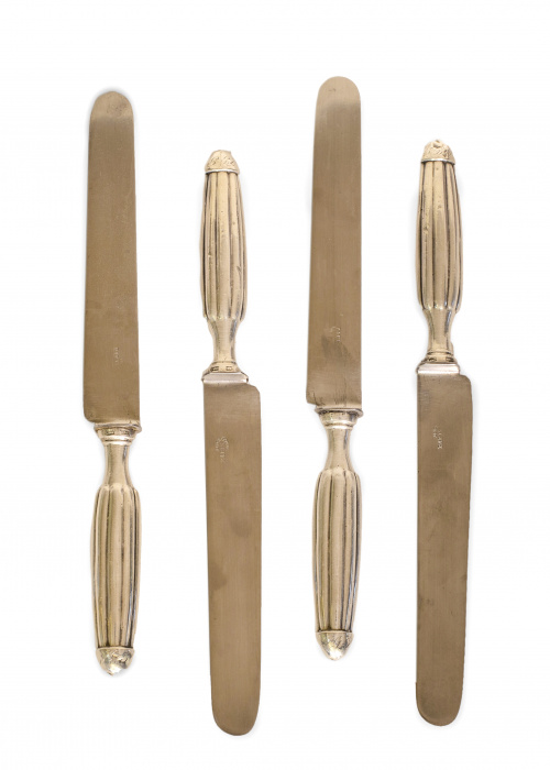 Juego de doce cuchillos de plata en su color con marcas.Ma