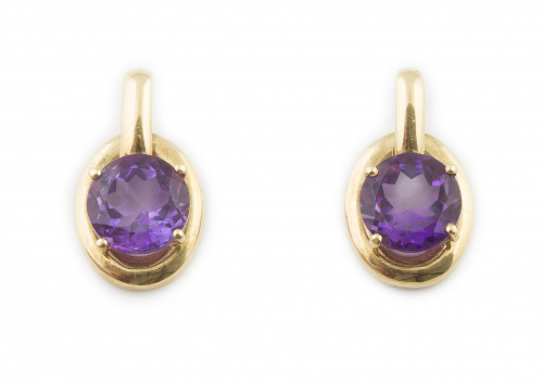 Pendientes con amatistas de talla redonda en marco de media