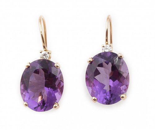 Pendientes con amatistas de talla oval encabezadas por bril