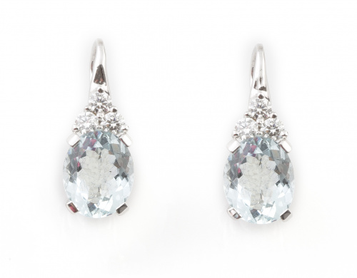 Pendientes con aguamarina de talla oval que suman 4 ct y tr