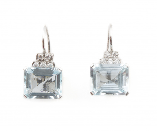 Pendientes con aguamarinas talla esmeralda que suman 10 ct,