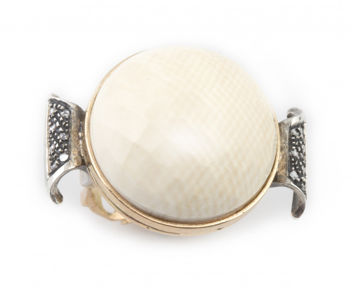 Sortija con gran cabuchón de madreperla flanqueado por bril