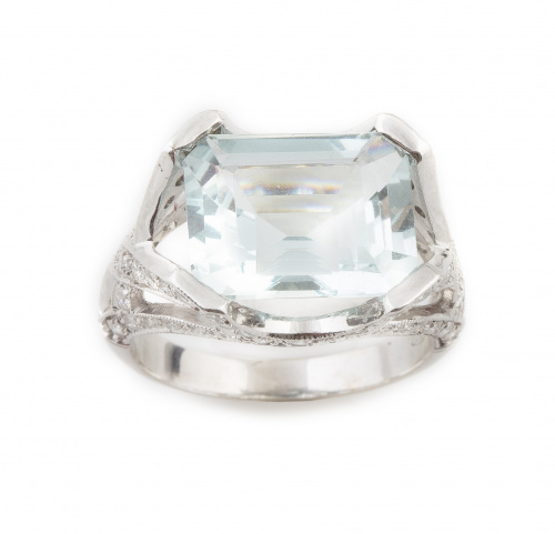 Sortija con aguamarina talla esmeralda de 7 ct aprox, en mo