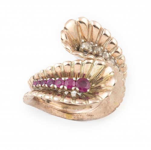 Sortija años 40 con frente abierto que presenta línea de ru